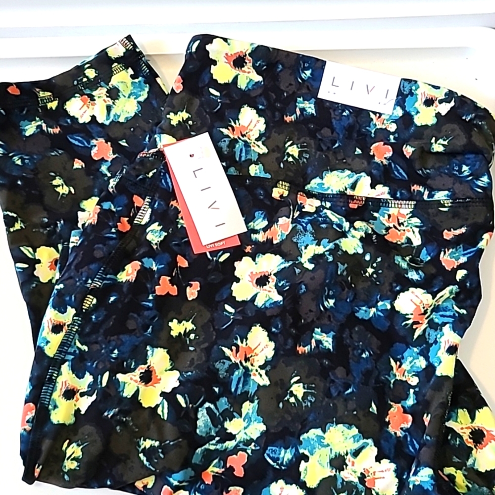 NWT 🌸 LIVI Soft Active legging 7/8 length with pockets 26/28
